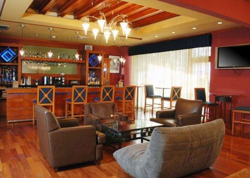 Suites Las Palmas, Hotel & Apartments. San Salvador Restoran gambar
